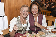 Prinzessin Uschi Prinzessin zu Hohenlohe-Oehringen mit Lara Joy Koerner OKTOBERFEST 2017 - Village Wiesn im Schuetzenfestzelt in Muenchen am 20.09.2017 Foto: BrauerPhotos / J.Reetz